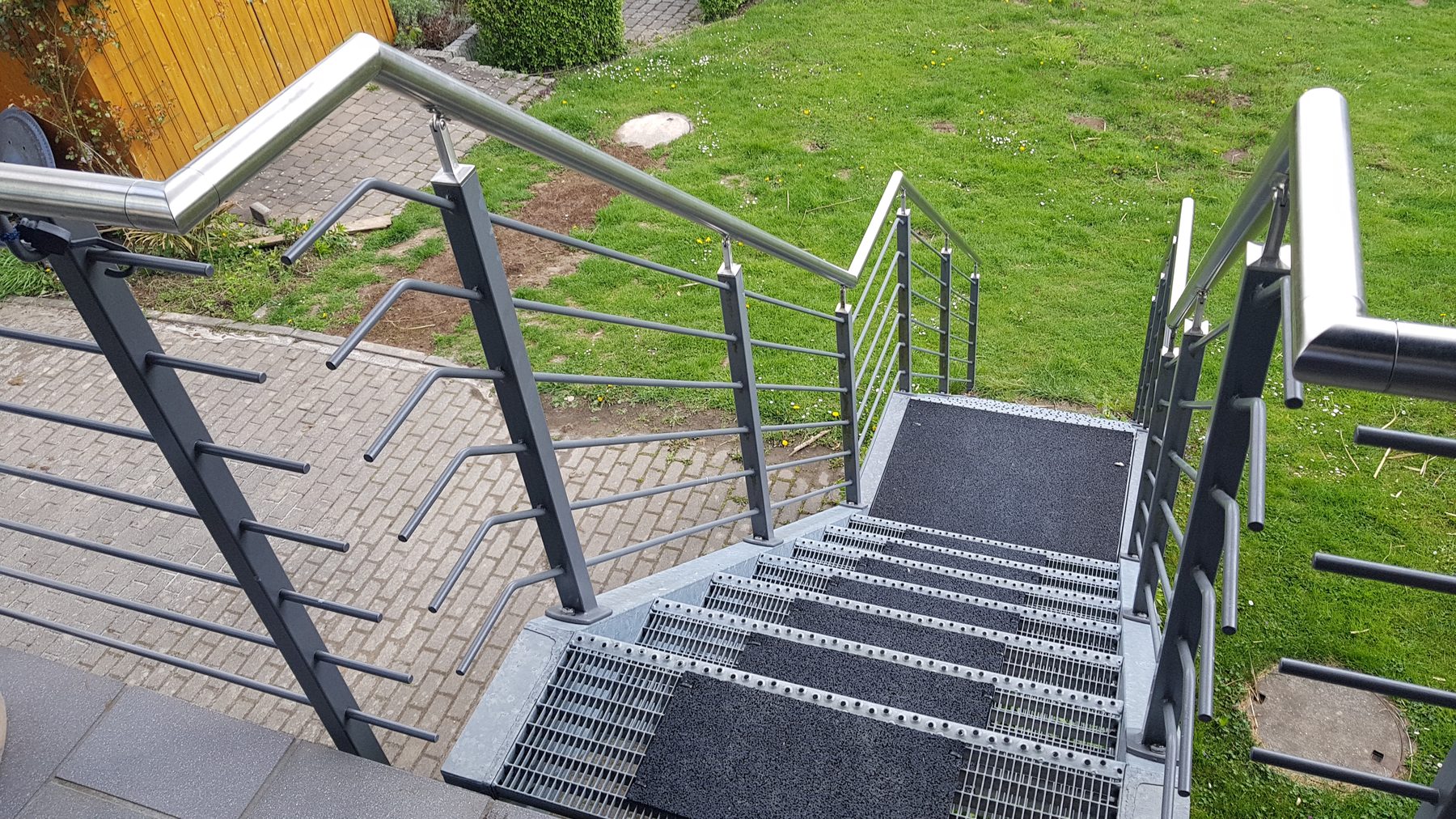 Außentreppe Gitterrost – Metallbau Stienen GmbH